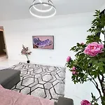 Brand New 2 Bedrooms In Grand Sapphire Apartamento Trikomo